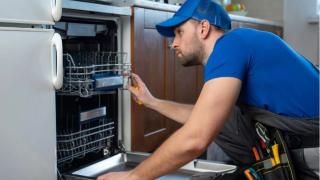 Coi chừng “tiền mất tật mang” nếu tự sửa máy rửa bát