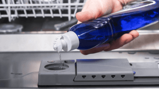 Sử dụng nước trợ xả trên máy rửa bát Bosch đúng cách