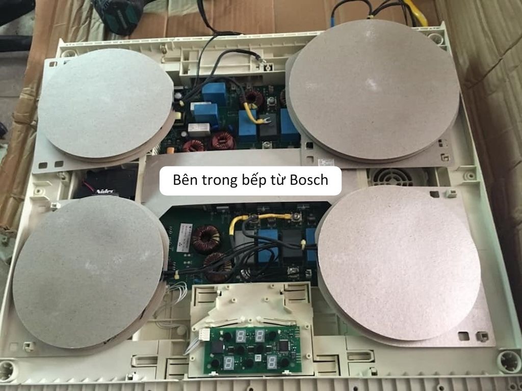 Kỹ thuật viên sẽ dùng những dụng cụ chuyên dụng để tháo bếp từ Bosch và tiến hành sửa chữa