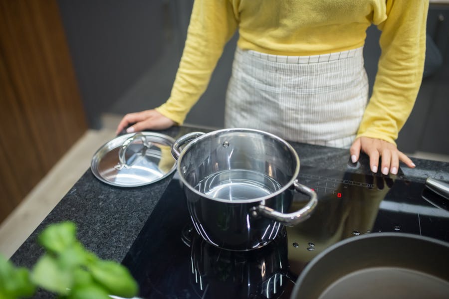 Cảm biến của bếp từ thường rất nhạy nên có thể bị ảnh hưởng bởi nước 