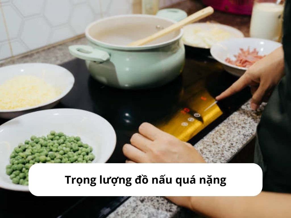 Để đồ quá nặng lên bếp