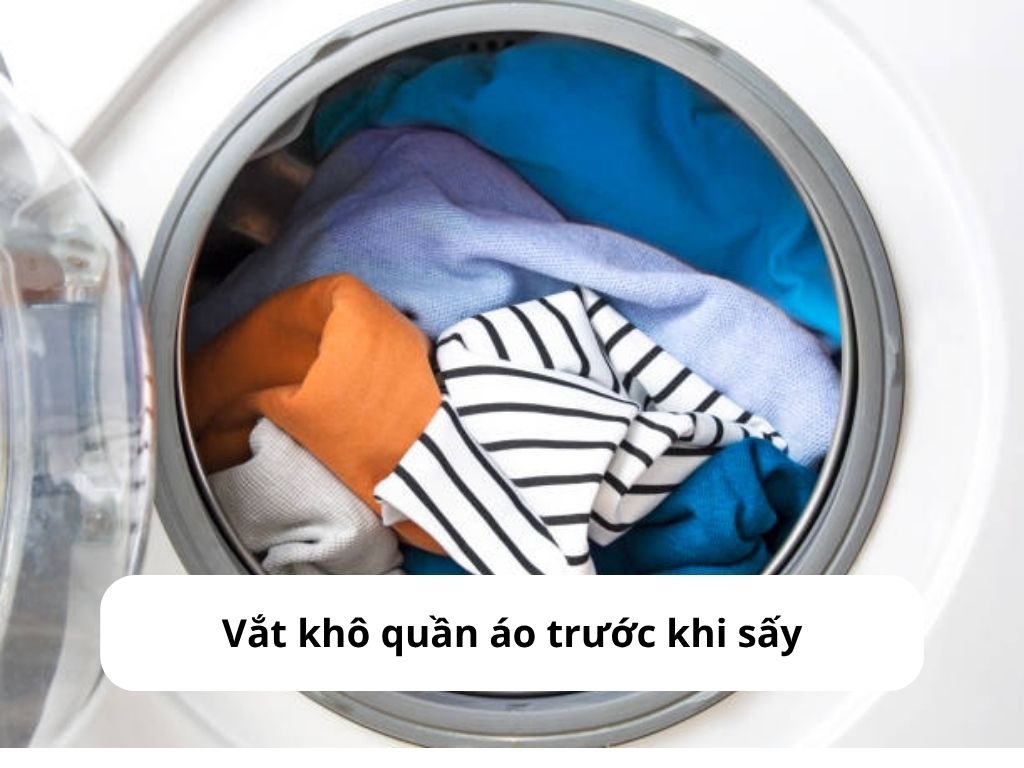 Vắt khô quần áo trước khi sấy